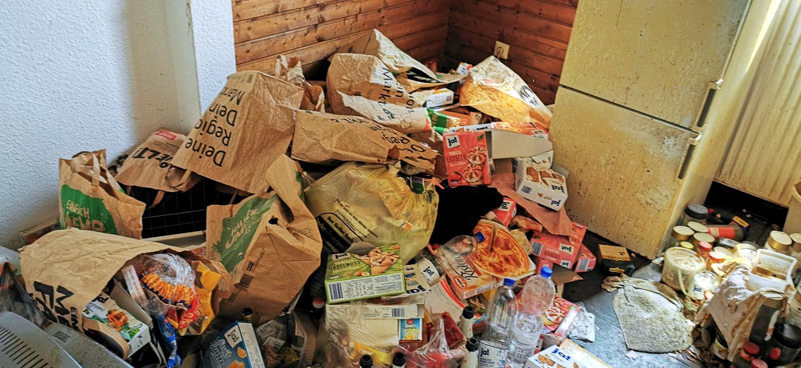 Zugestellte Wohnung vor der Entrümpelung