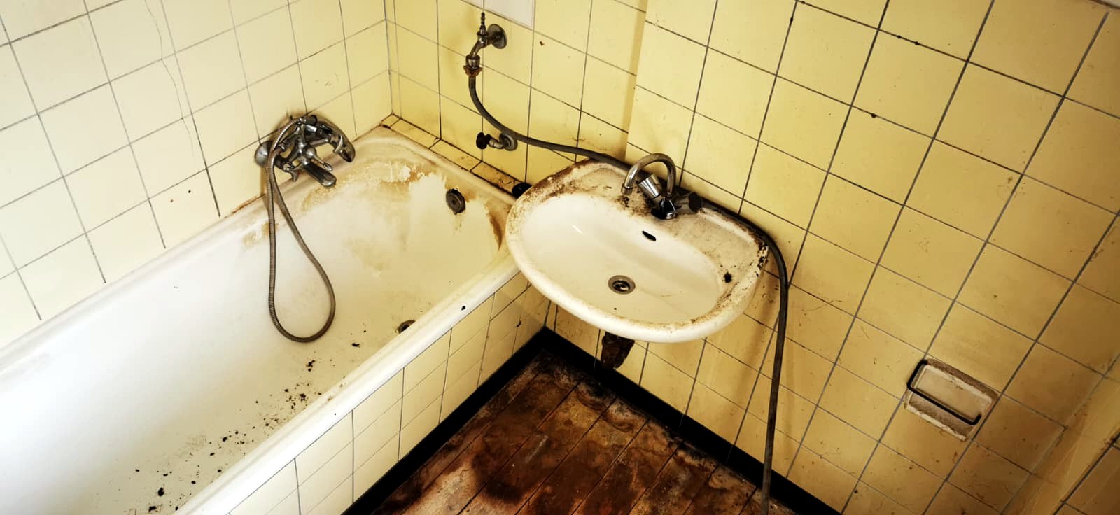 Badezimmer vor der professionellen Reinigung