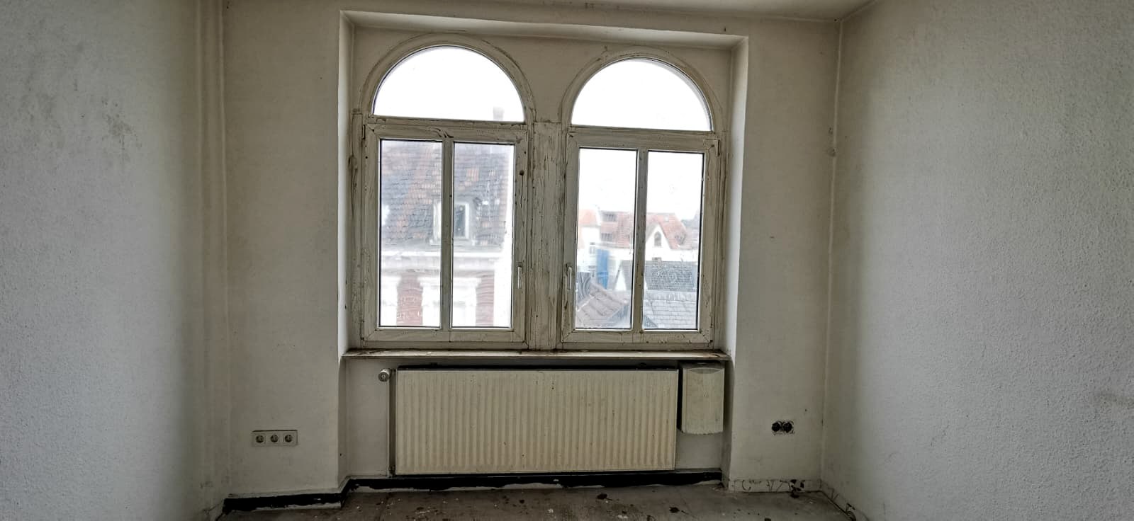 Leerer und geordneter Raum nach der Entrümpelung