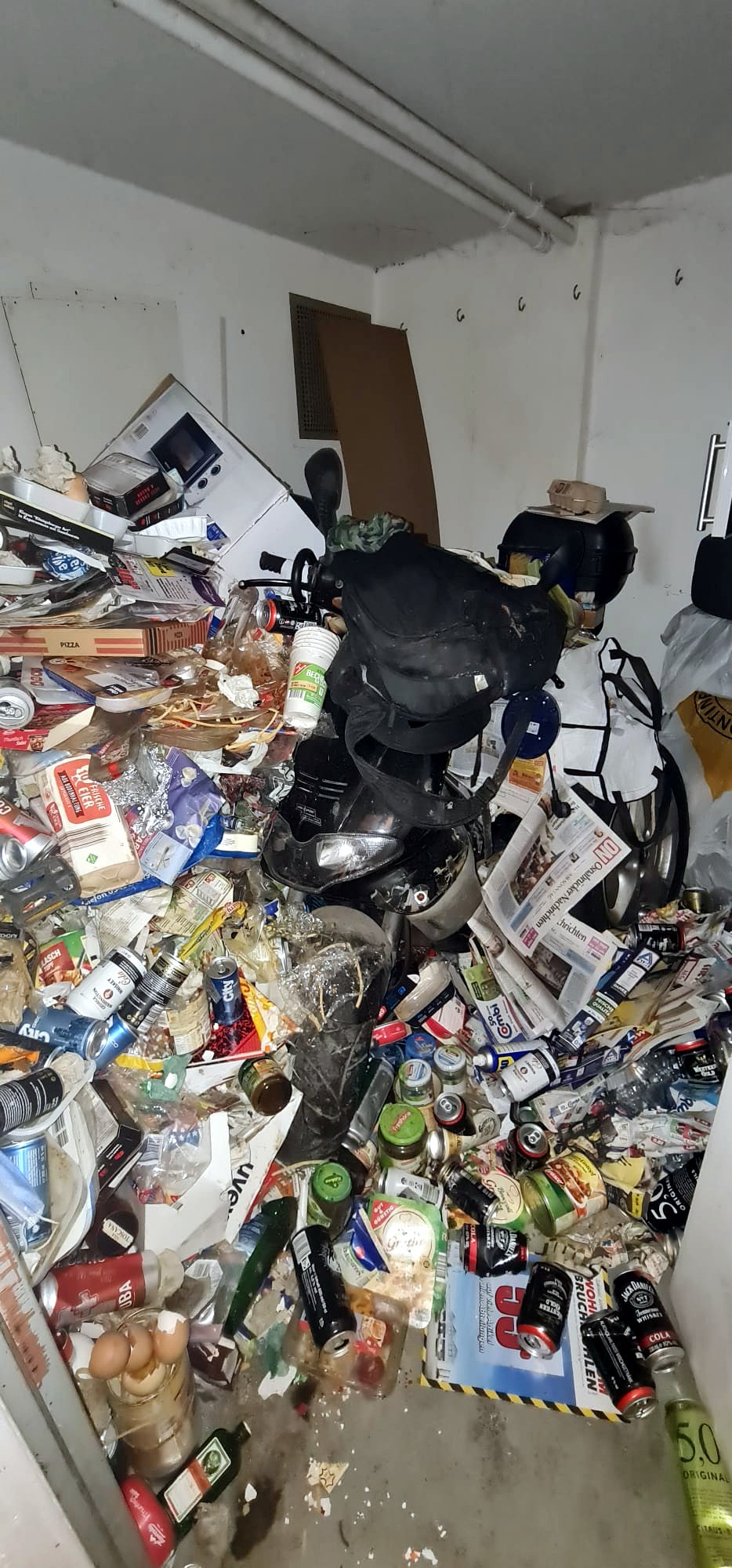 Stark zugestellter Raum vor der Entrümpelung und Reinigung